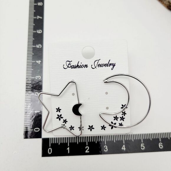 Brand New Silver Star & Moon Earring - Picture 4 of 4